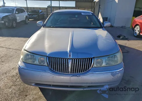 2002 Lincoln Town Car Signature z USA, uszkodzony, nr VIN 1LNHM82W52Y663488